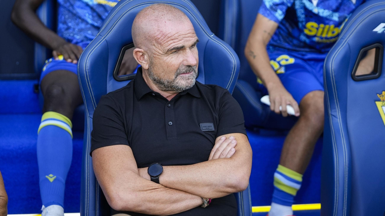 Paco López, ya exentrenador del Cádiz, en un partido de los amarillos.