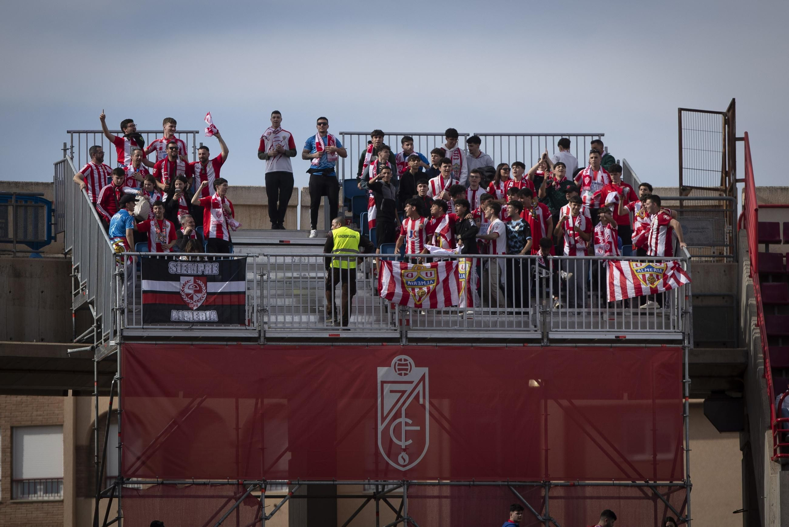 Encuéntrate en el recibimiento al Granada y la grada de Los Cármenes