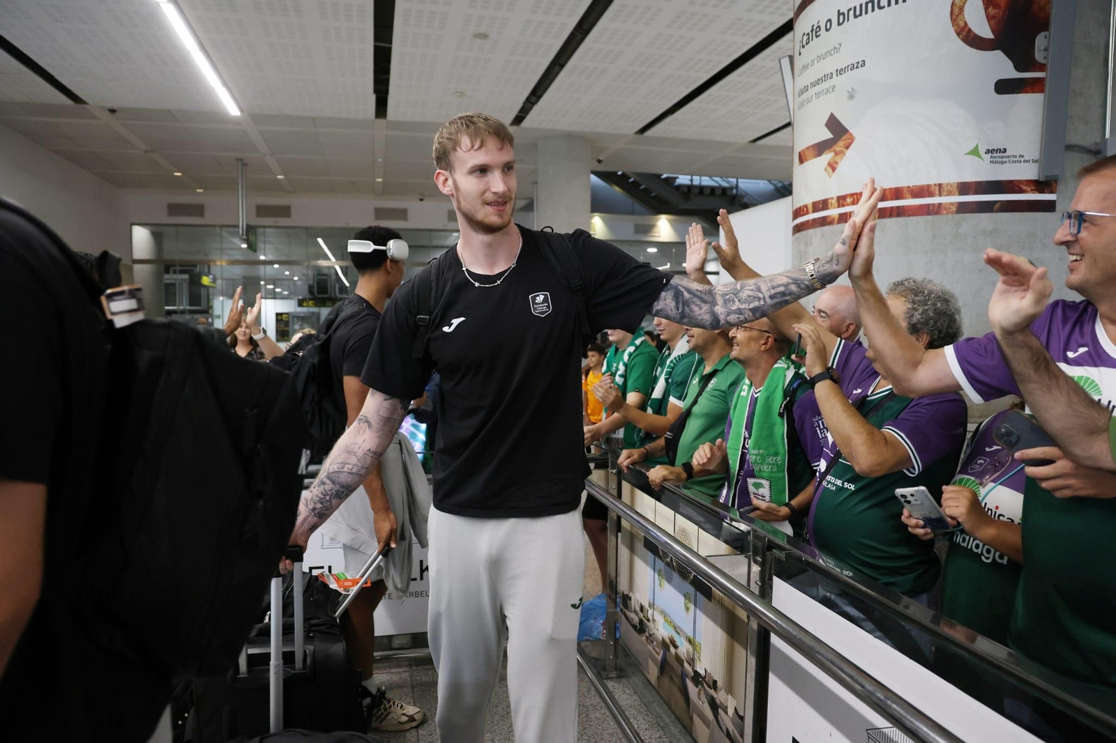 El Unicaja brinda la Intercontinental a un centenar de aficionados en el aeropuerto