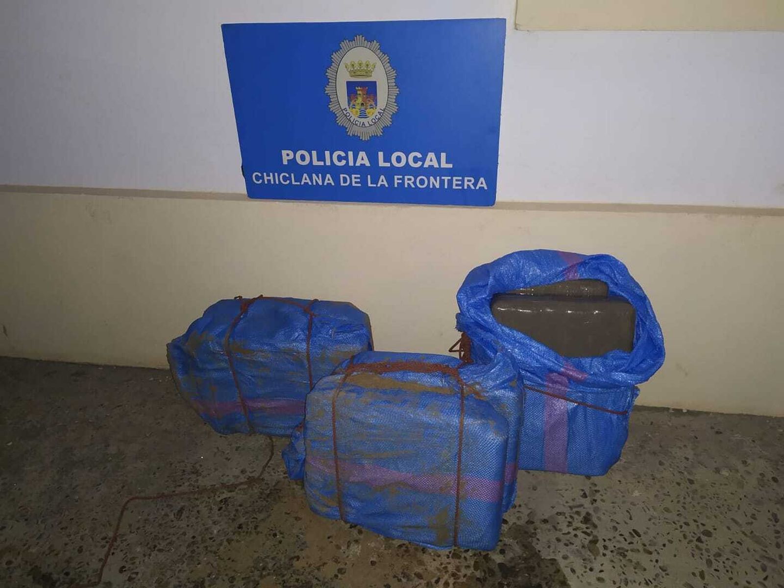 Fardos de droga que fueron encontrados por la Policía en la playa.