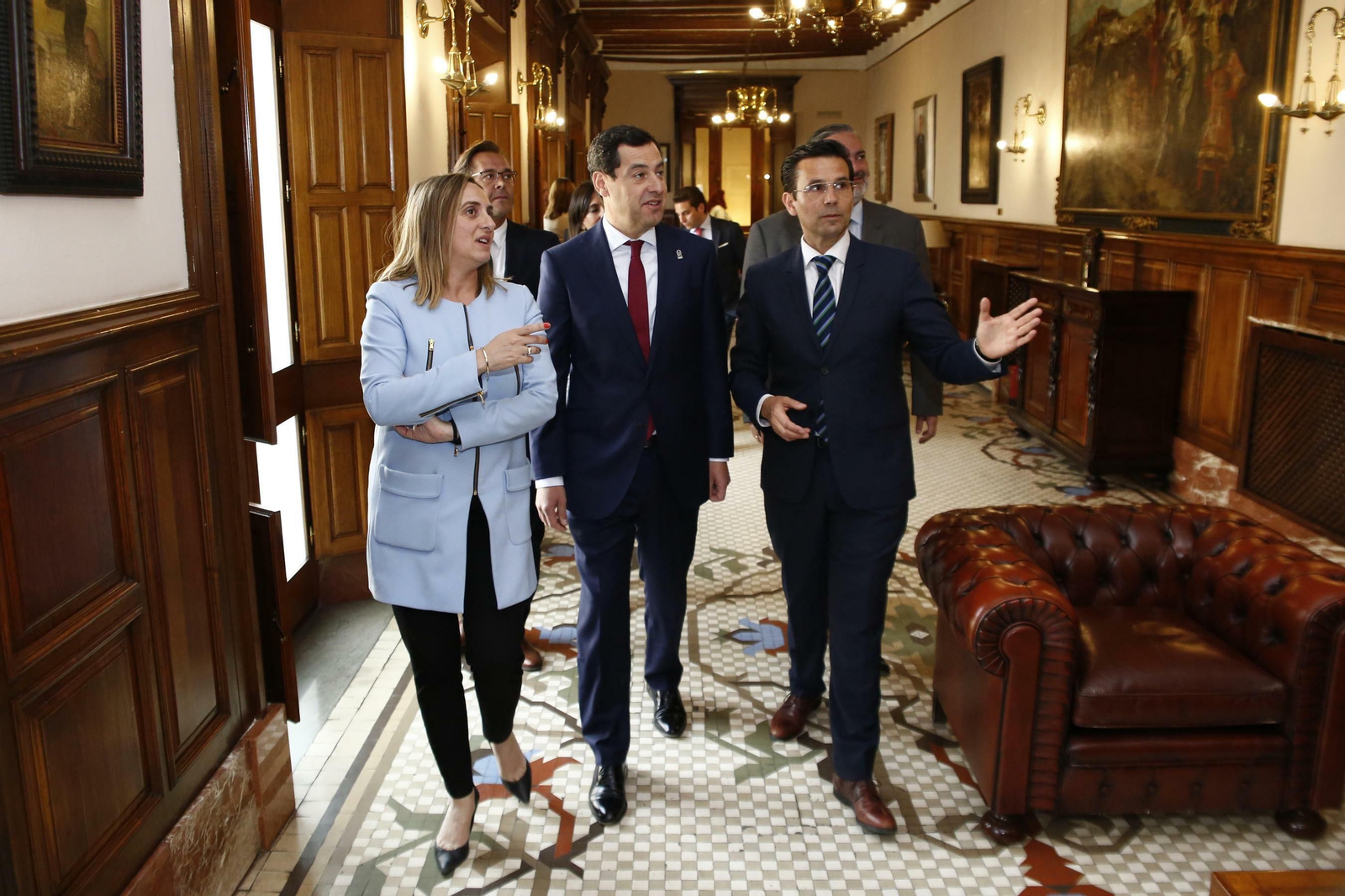La consejera de Fomento, Marifrán Carazo, el presidente de la Junta, Juanma Moreno, y el alcalde de Granada, Francisco Cuenca, durante la visita al ayuntamiento.