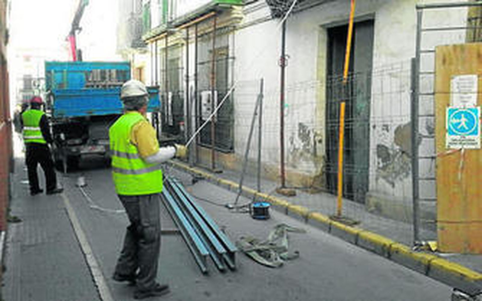 Las obras de consolidación se realizan de forma intermitente aunque continuada desde que se derrumbó la torre de la histórica casa palacio.