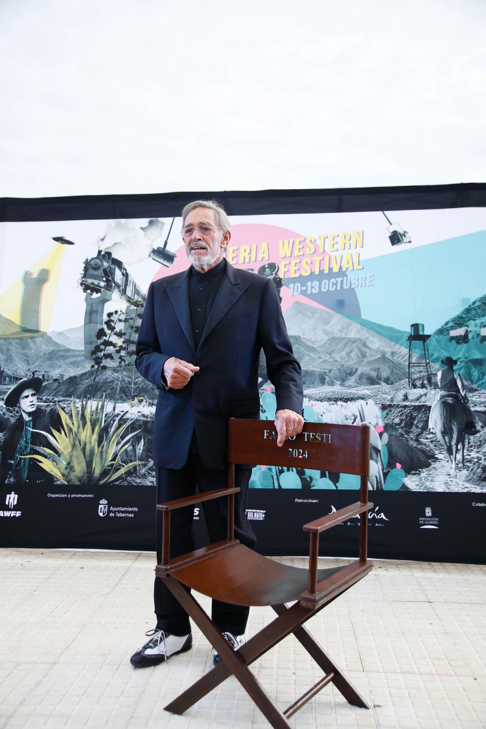 Descubrimiento de la silla del actor Fabio Testi en el Paseo de la Fama de Tabernas, en imágenes