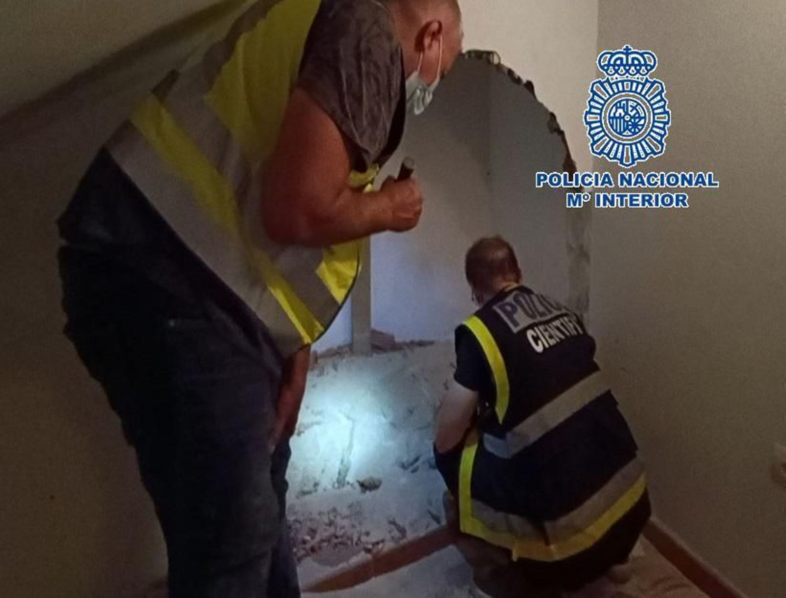 Agentes de la Policía Nacional hallan los restos de Sibora. Agentes de la Policía Nacional hallan los restos de Sibora.