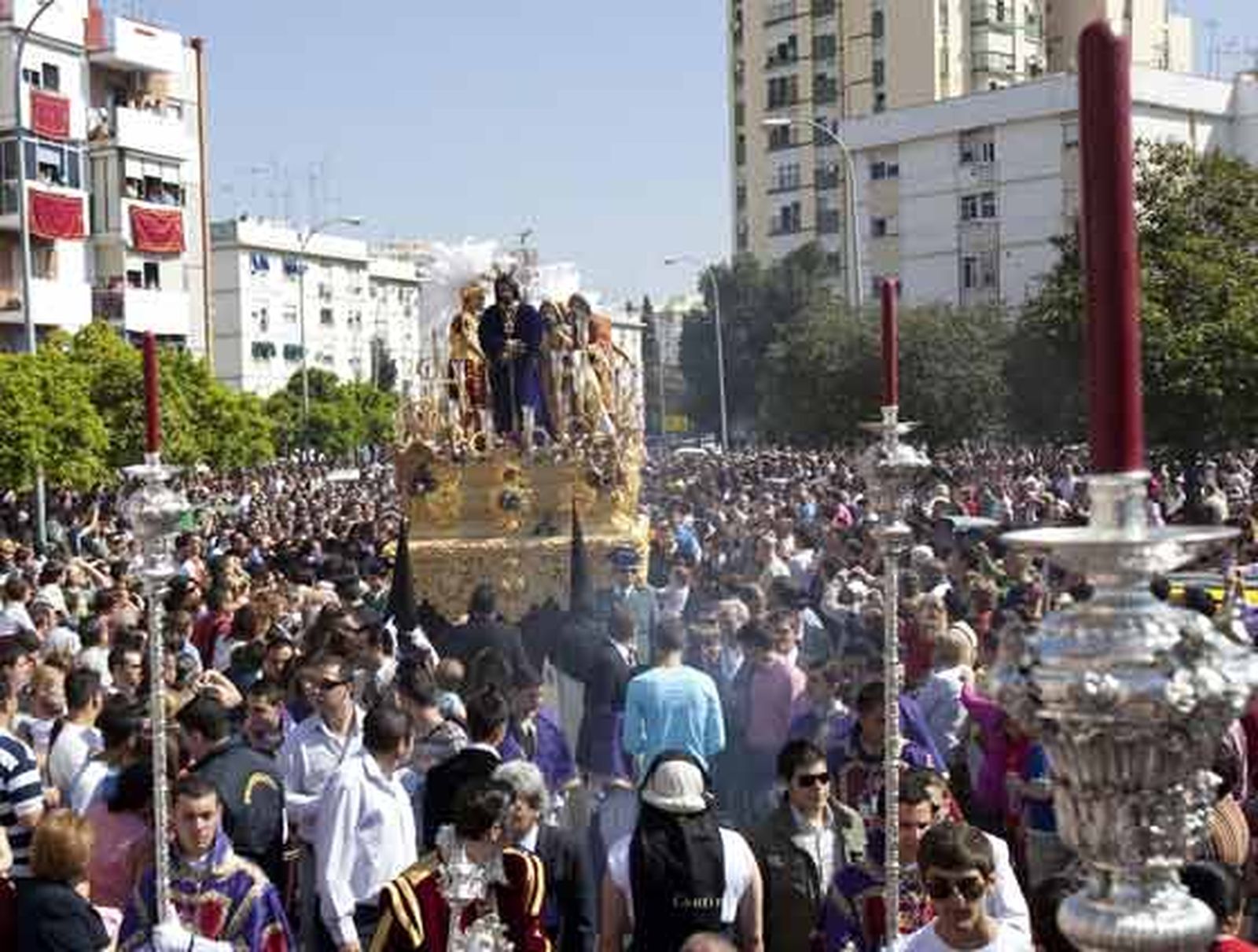 Miles de sevillanos acompañan a la Hermandad de San Pablo a su paso por la calles del barrio.

Foto: Jaime Martínez