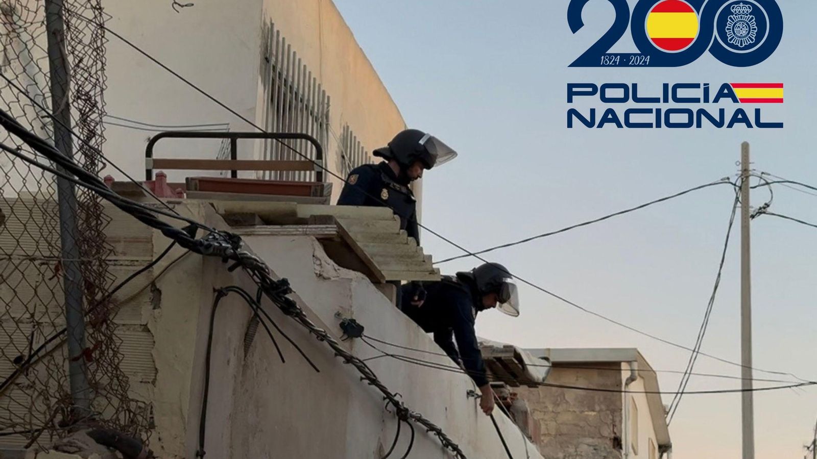 Agentes de la Policía Nacional durante uno de los registros.