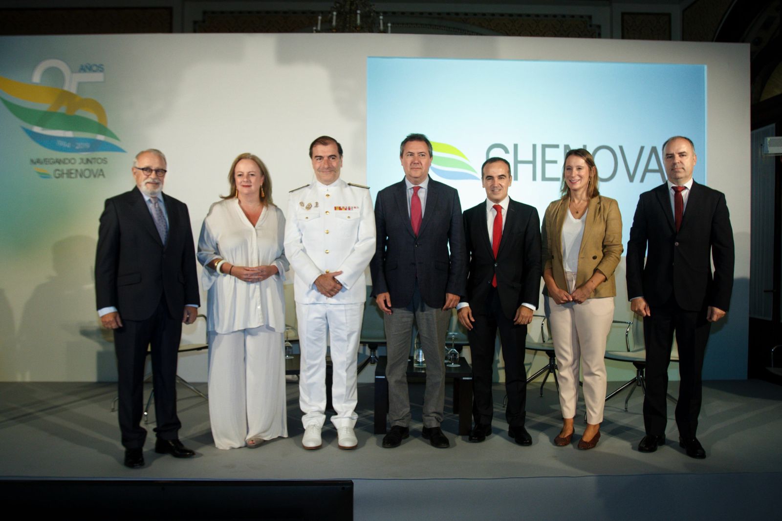 El presidente de Ghenova, Carlos Alejo; la secretaria general de Industria, Natalia González; el vicealmirante de la Armada, Manuel Antonio Martínez; el alcalde de Sevilla, Juan Espadas; el CEO de Ghenova, Francisco Cuervas; la viceconsejera de Economía, Lorena García de Izarra, y el director general  de Ghenova, Raúl Arévalo.