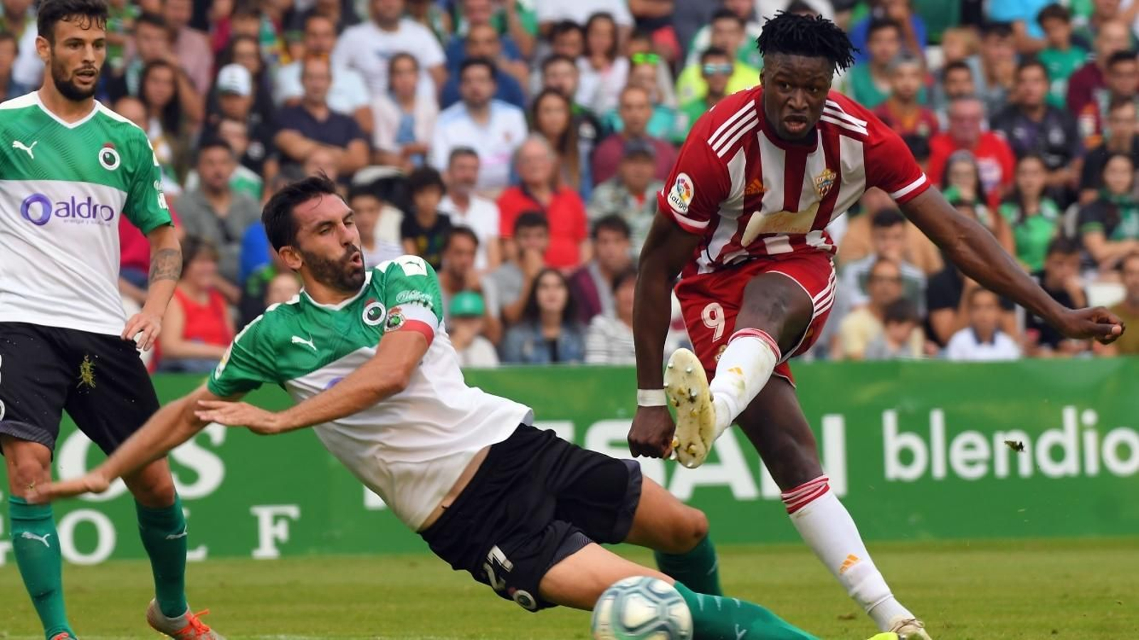 Sekou realiza un disparo durante el último encuentro del conjunto rojiblanco en El Sardinero.