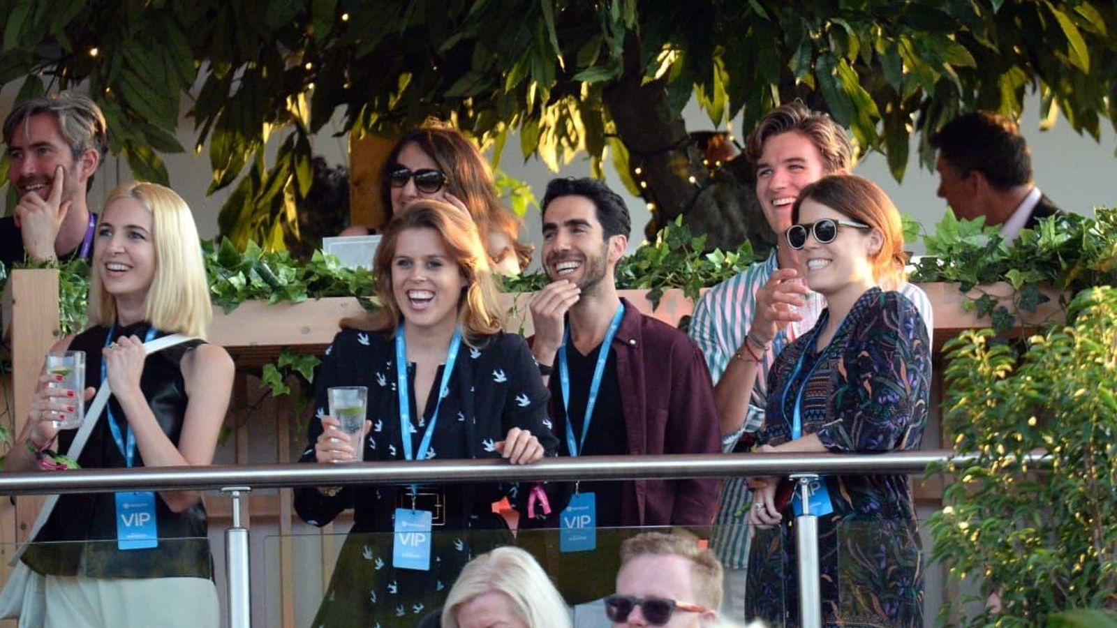 Beatriz y Eugenia durante un concierto de Céline Dion este verano.