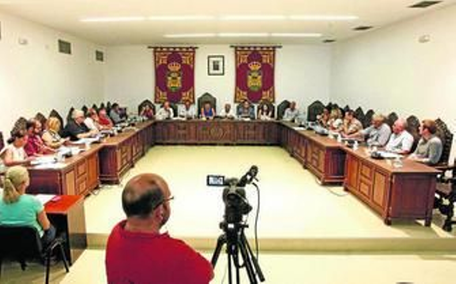 Mónica Becerra alza la mano durante una votación en el pleno de ayer.