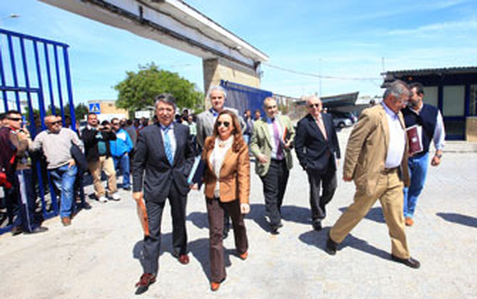 Representantes del Ayuntamiento y el notario, ayer, entrando en las instalaciones de Urbanos Amarillos./Vanesa Lobo