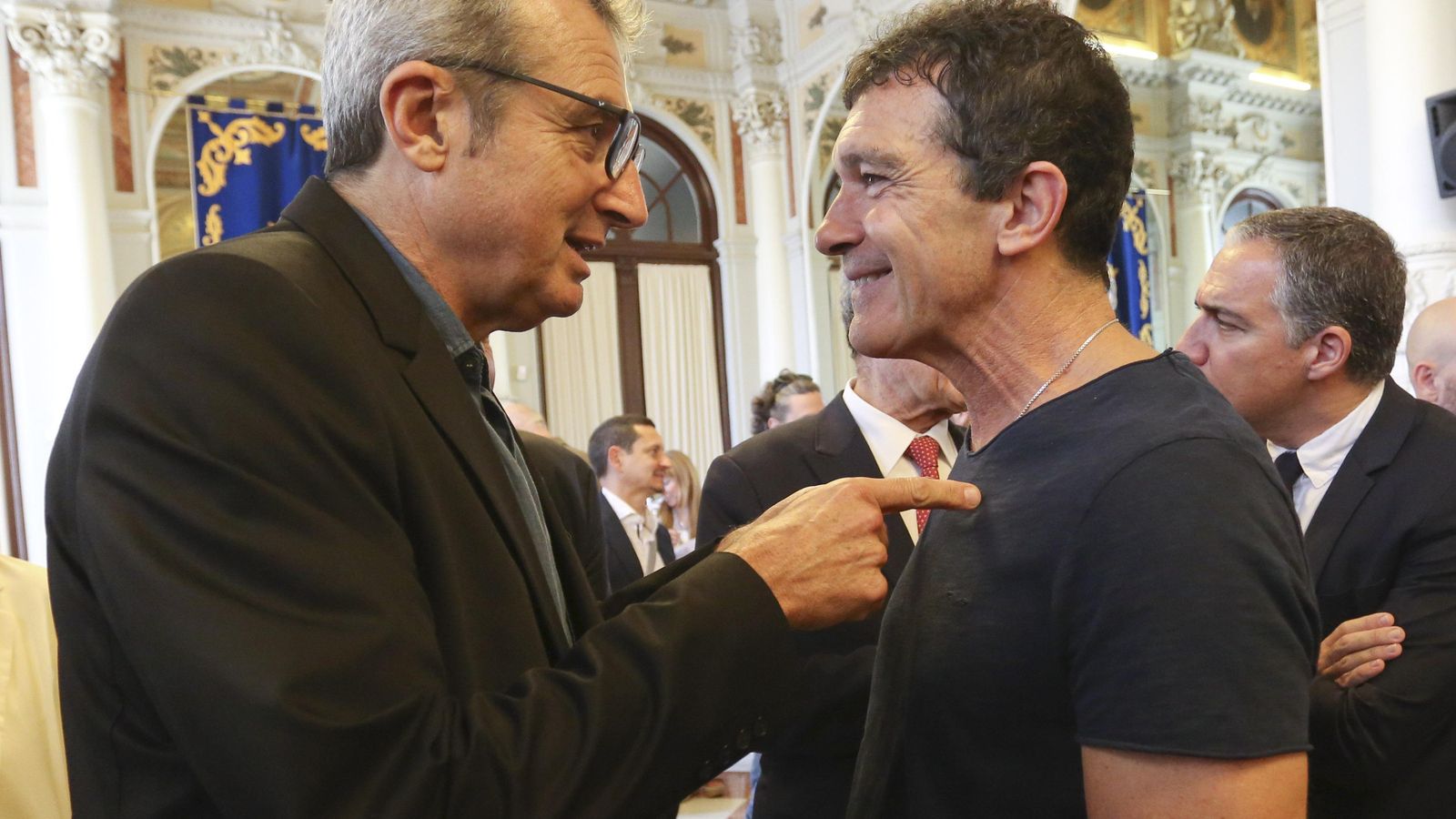 El presidente de la Academia del Cine Español, Mariano Barroso, y Antonio Banderas.