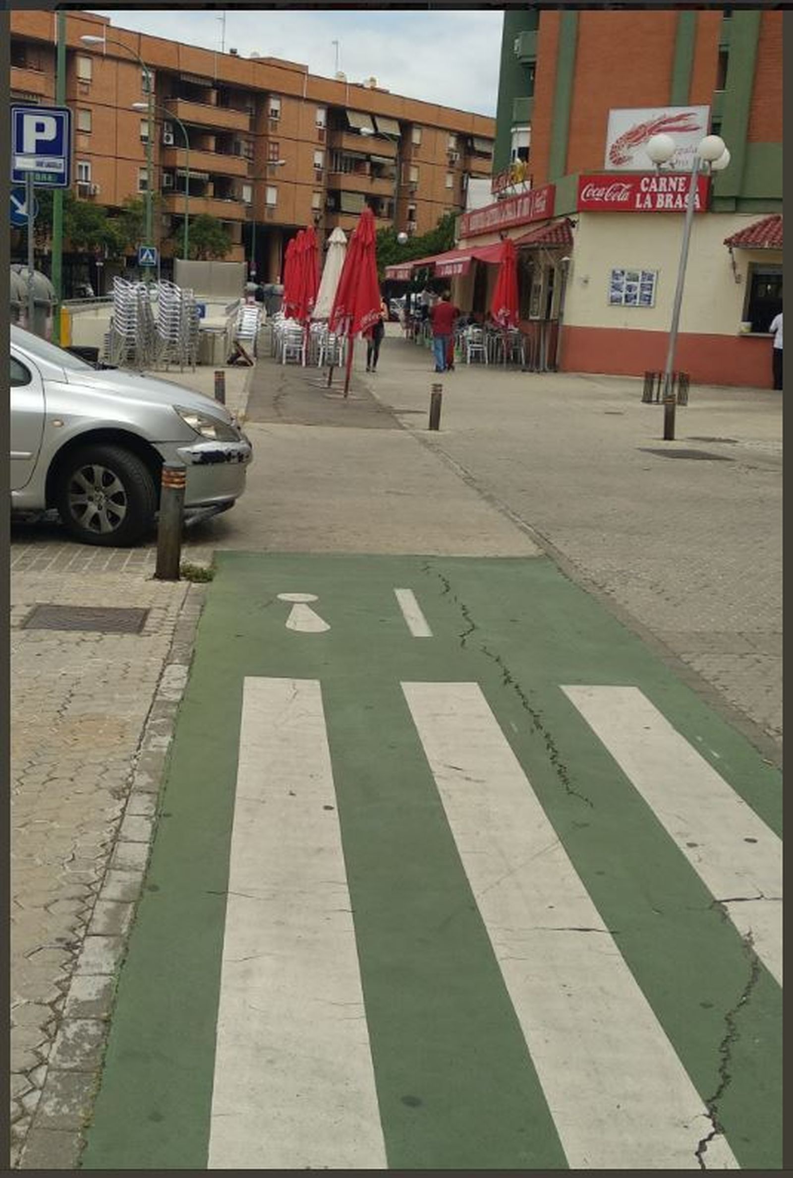 Mesas y sillas en la senda peatonal de Arroyo, que iba a ser carril bici.