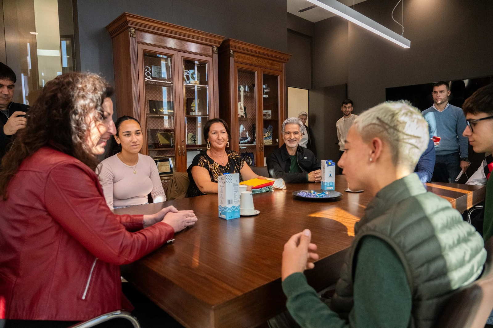 La alcaldesa durante la recepción a los jugadores almerienses de tenis playa.