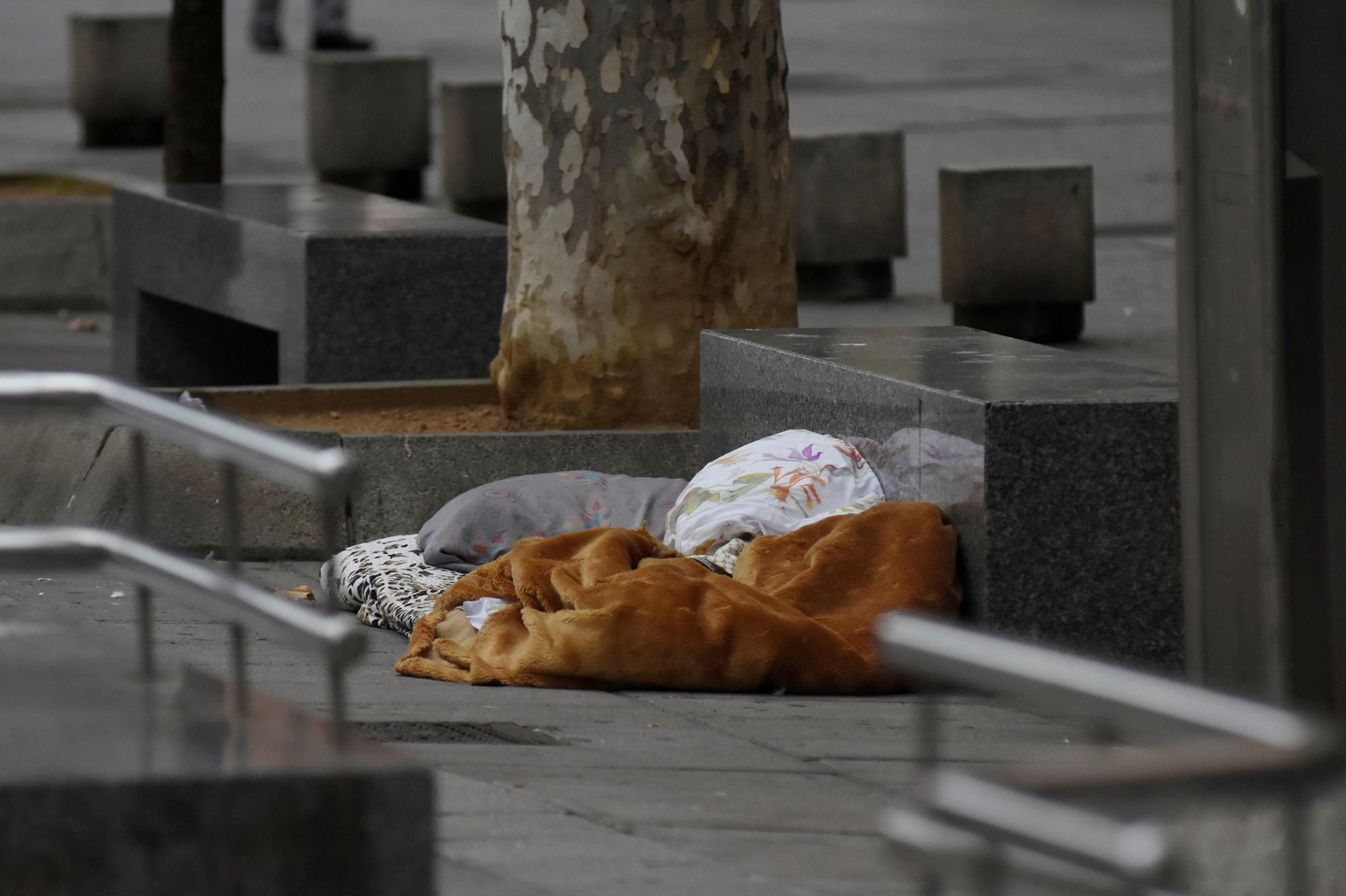 Una persona sin hogar, en el Bulevar del Gran Capitán.