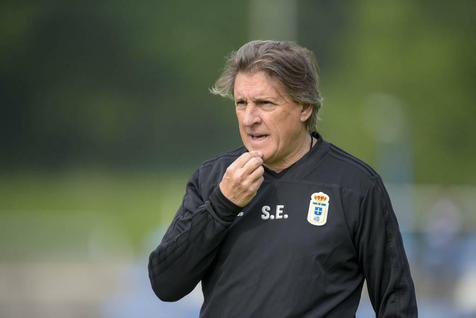 Sergio Egea, pensativo durante un entrenamiento con los ovetenses.