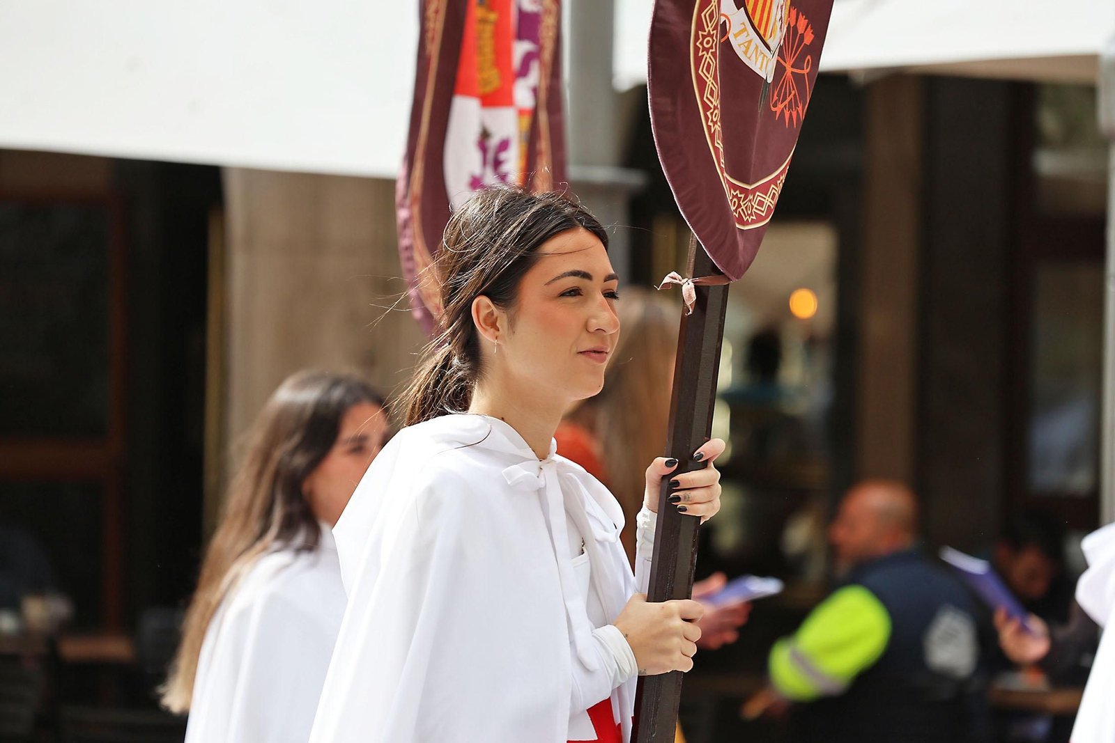 Imágenes del pasacalles de la Feria Medieval de Palos de la Frontera por las calles de Huelva