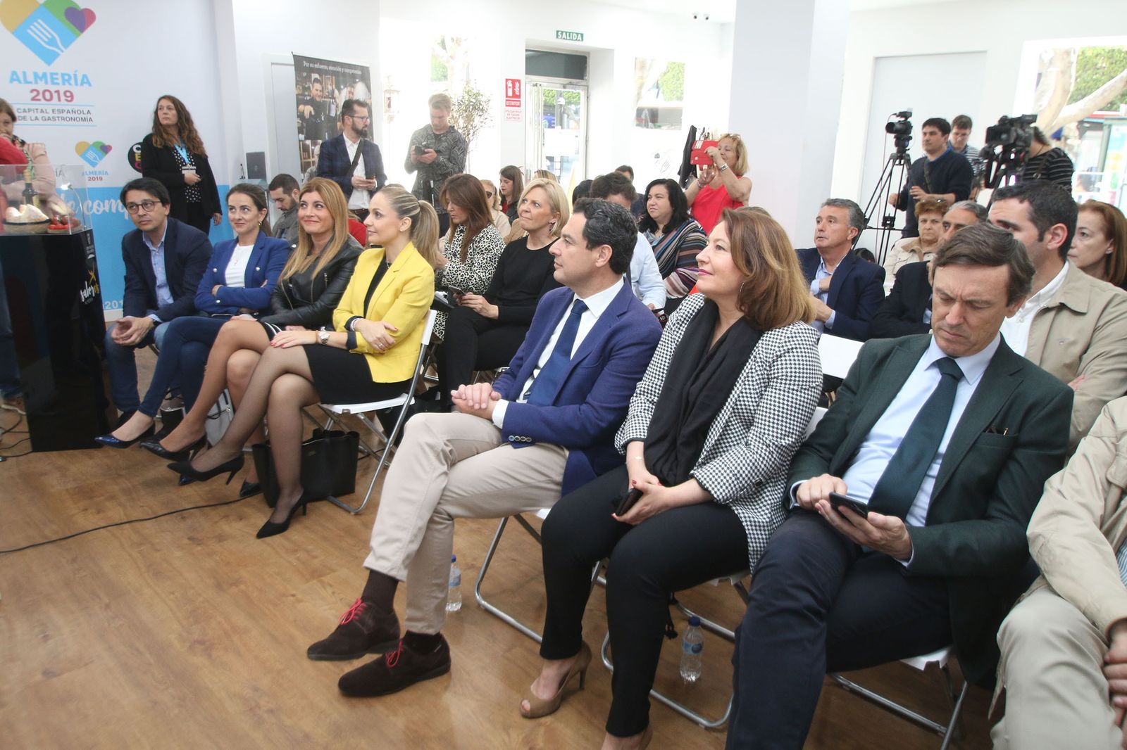 Las imágenes de la visita de Juanma Moreno a Almería