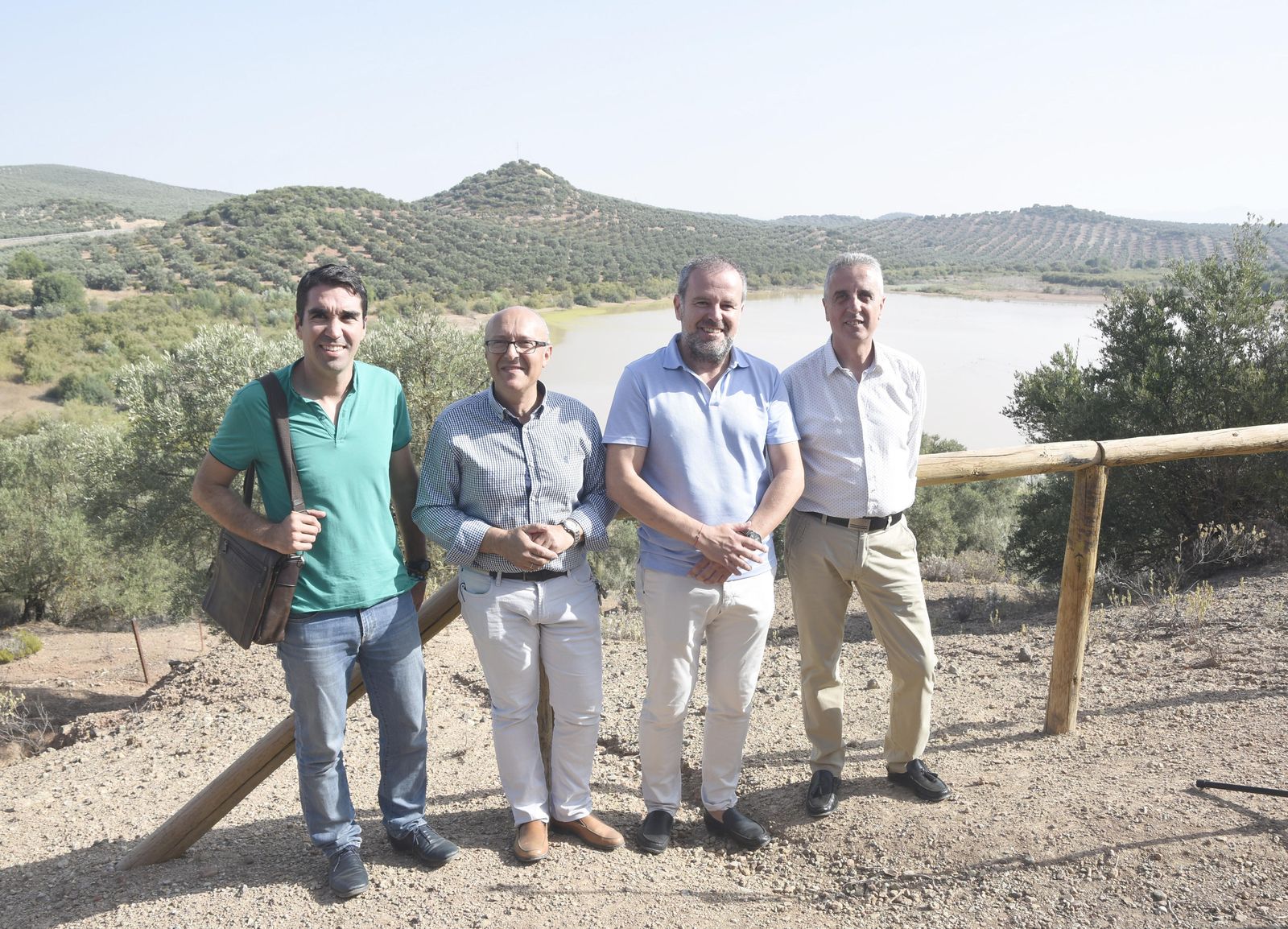 Francisco de Paula Algar y Juan Pérez, con dos técnicos, ayer en la laguna Dulce, en el término municipal de Lucena.