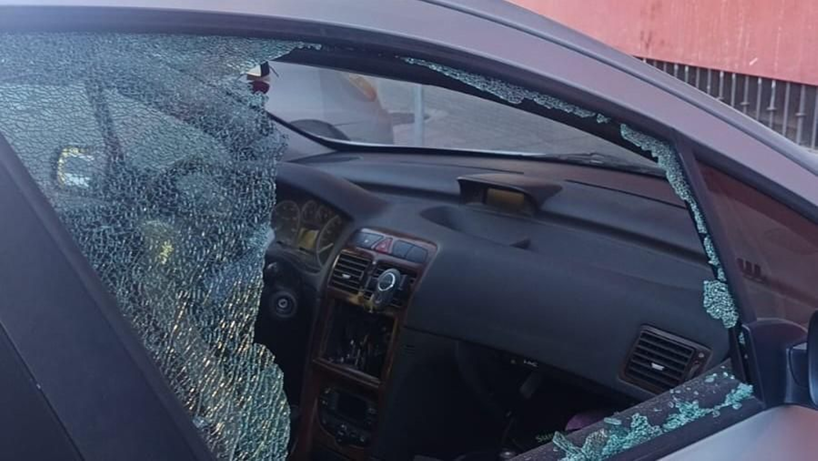 Uno de los vehículos asaltados este fin de semana en el Campo de la Verdad.