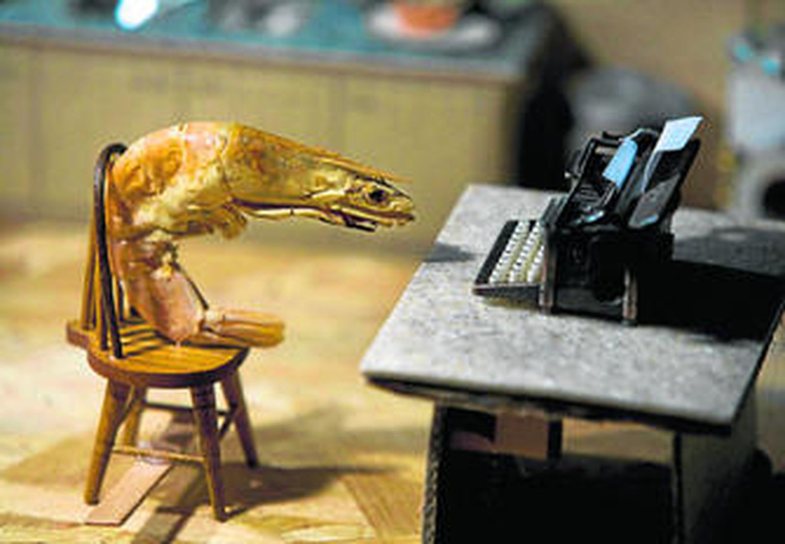 Una gamba frente al horror de la página en blanco en un momento de 'Shrimp Tales'.