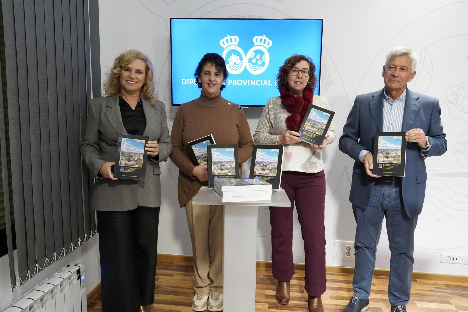 Gracia Bquero, María Dolores Benjumea, María Teresa García y Tomás López en la presentación de las actas de las XXXVI Jornadas de Patrimonio de la Sierra de Huelva.