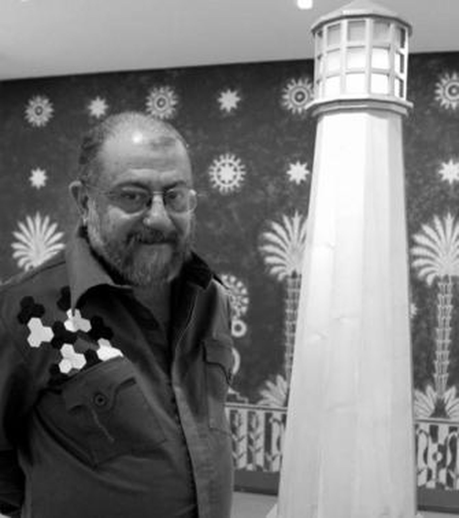 Guillermo Pérez Villalta posa junto a una de sus obras en el Museo Colecciones ICO de Madrid.