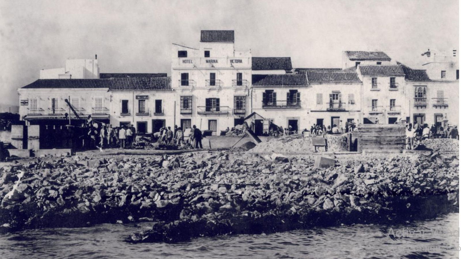 Obras de relleno en los inicios de la construcción del muelle de la Galera en 1914 (Archivo Fotográfico de la A. P. B. A.). Obras de relleno en los inicios de la construcción del muelle de la Galera en 1914 (Archivo Fotográfico de la A. P. B. A.).