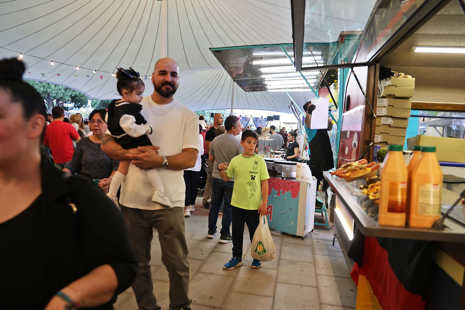 Imágenes del Festival Mundial de Foodtrucks y los cantajuegos DIsney en Huelva