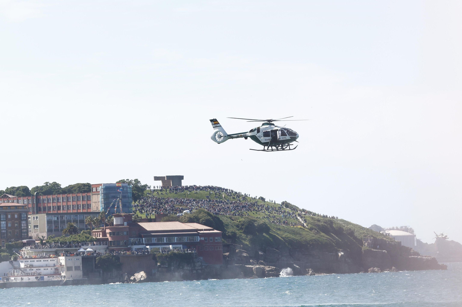 Las espectaculares imágenes de la exhibición por el Día de las Fuerzas Armadas en Gijón