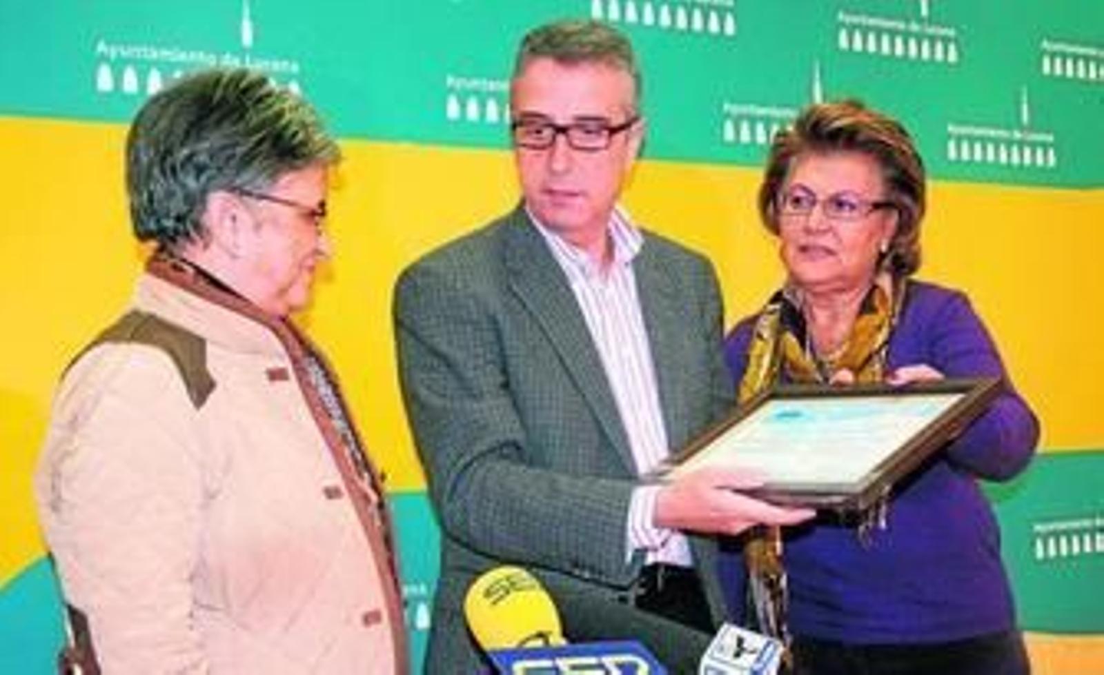 El alcalde de la ciudad, Juan Pérez, recibe el distintivo.