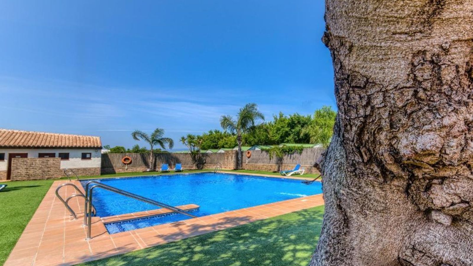 Camping Bungalows El Faro.