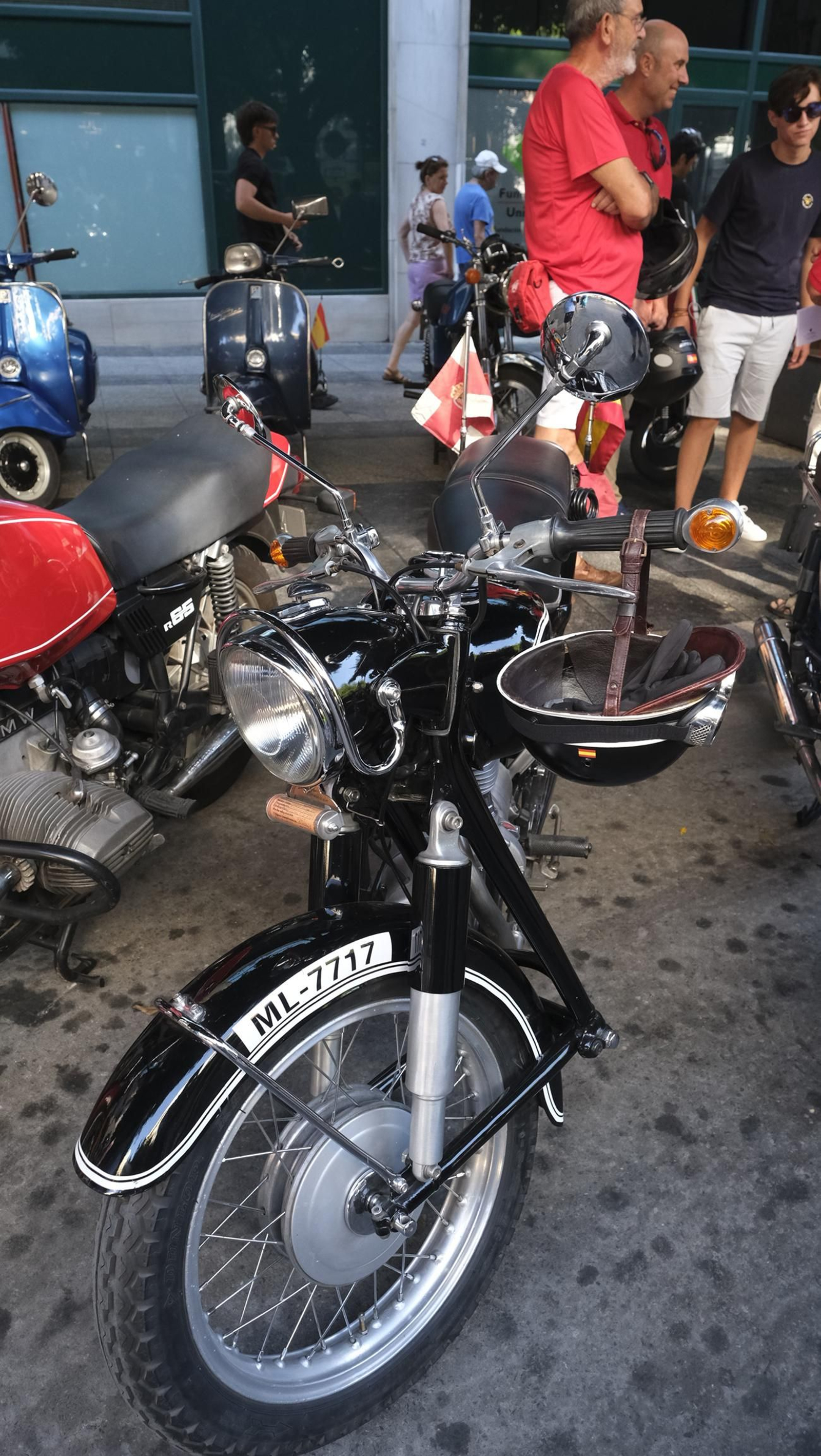 Las motos antiguas dan brillo a la Feria de Almería