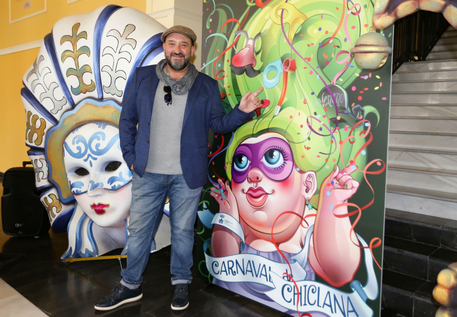 El pregonero, José Ramon de Castro González 'Ramoni' junto al cartel de Carnaval de Chiclana.