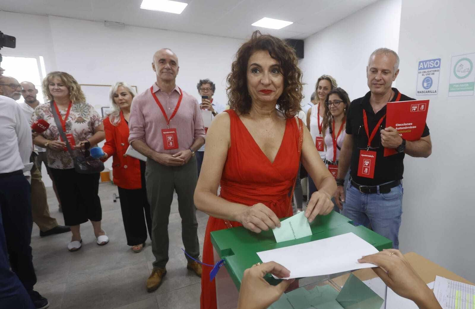 La ministra de Hacienda, María Jesús Montero, vota en Sevilla.