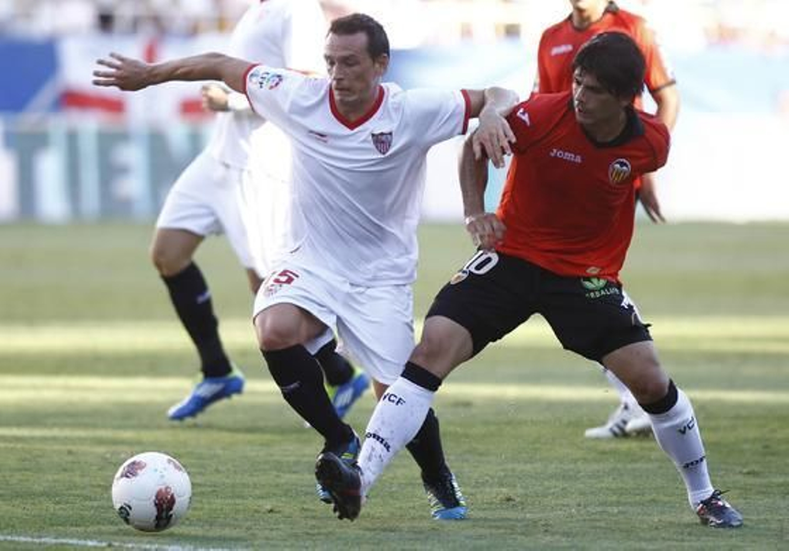 El Sevilla vence al Valencia en casa pese a jugar más de 20 minutos con nueve jugadores (1-0). / Antonio Pizarro