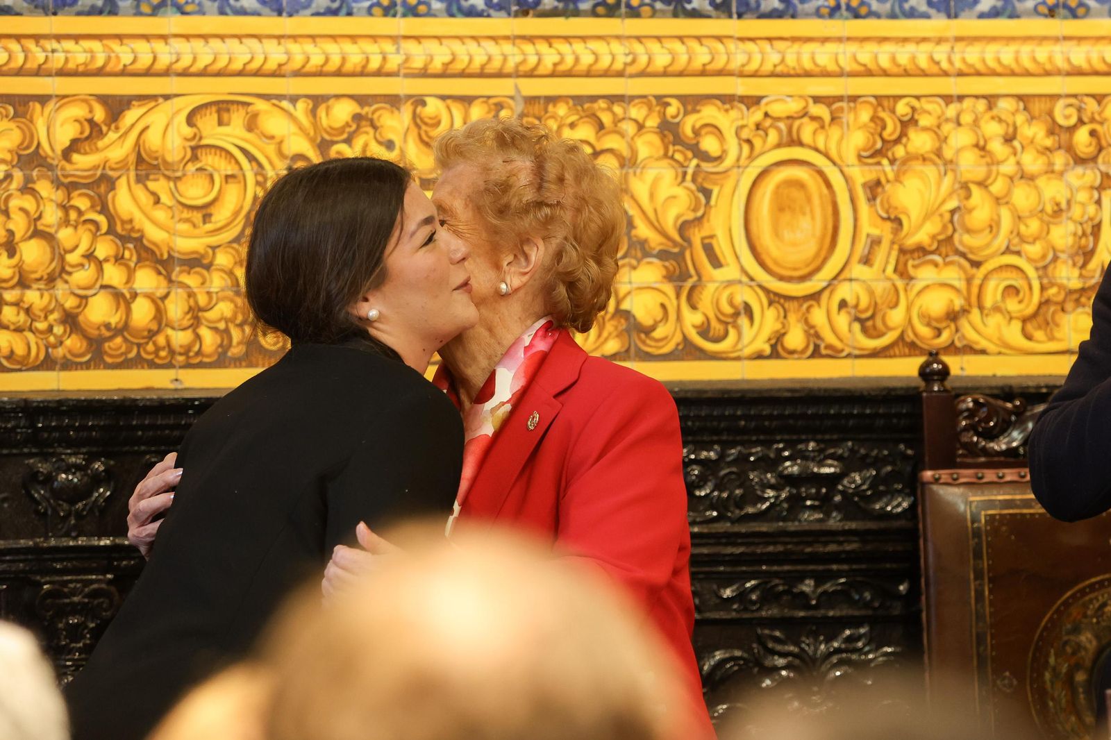 Fotos de la imposición de la insignia de la ciudad de Algeciras a Palma Briales de León