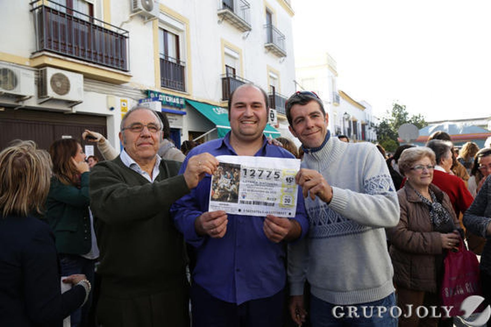 Vecinos de Osuna, agraciados con el segundo premio al número 12775.

Foto: M.J.López