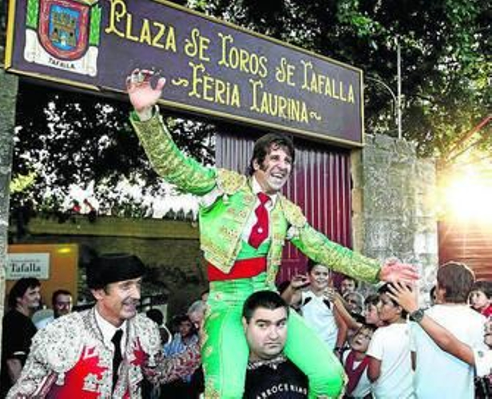 Juan José Padilla saliendo a hombros ayer de la plaza de Tafalla.