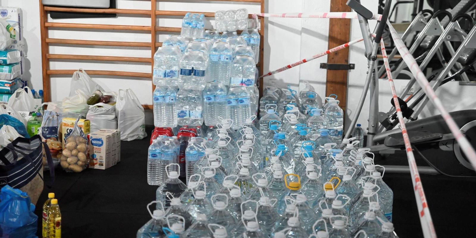 Productos recogidos por los bomberos para ayudar a los afectados por la DANA.
