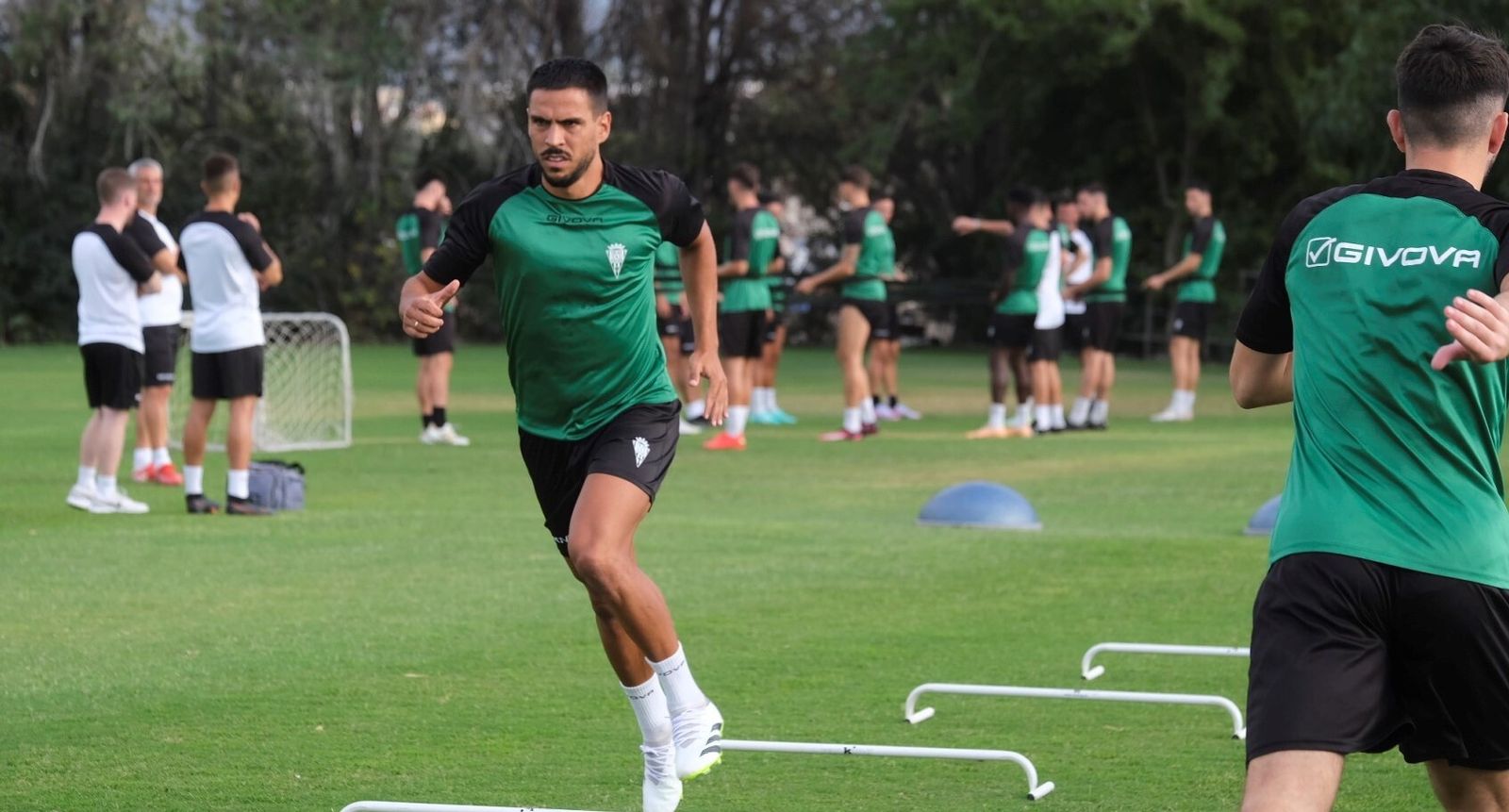Recio completa el circuito físico en el entrenamiento del Córdoba CF.