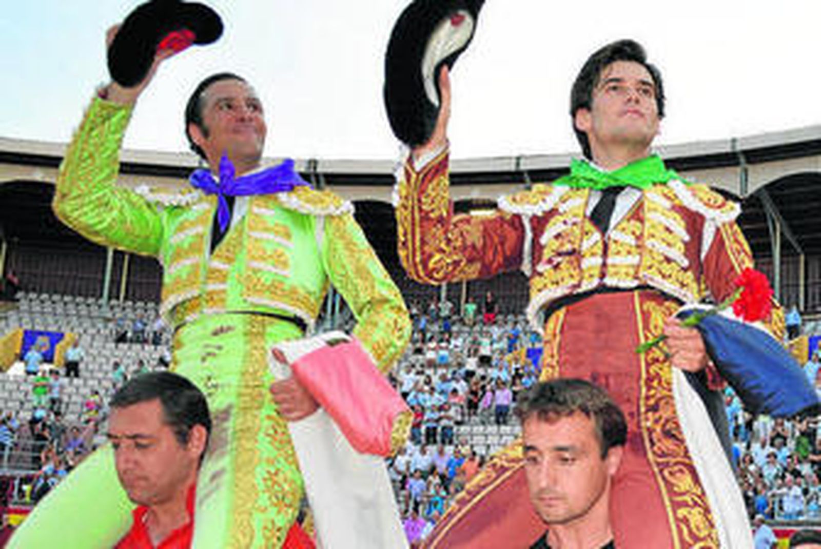 David Mora y José Garrido, en su salida a hombros, ayer, en Palencia.