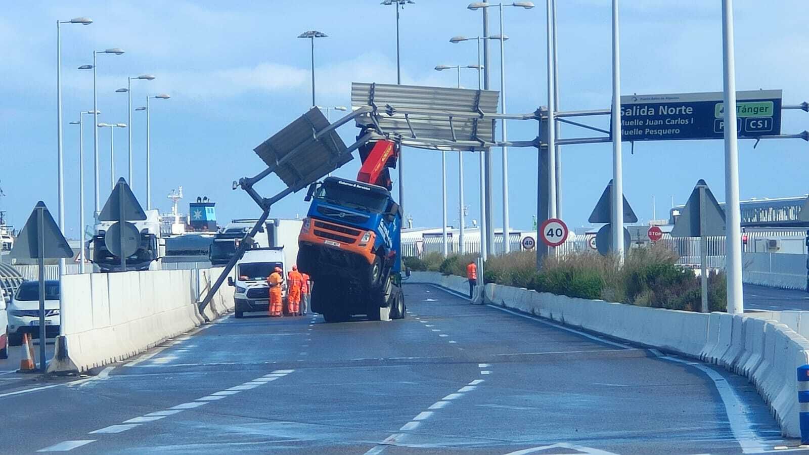 El camión pluma, en el lugar del accidente.