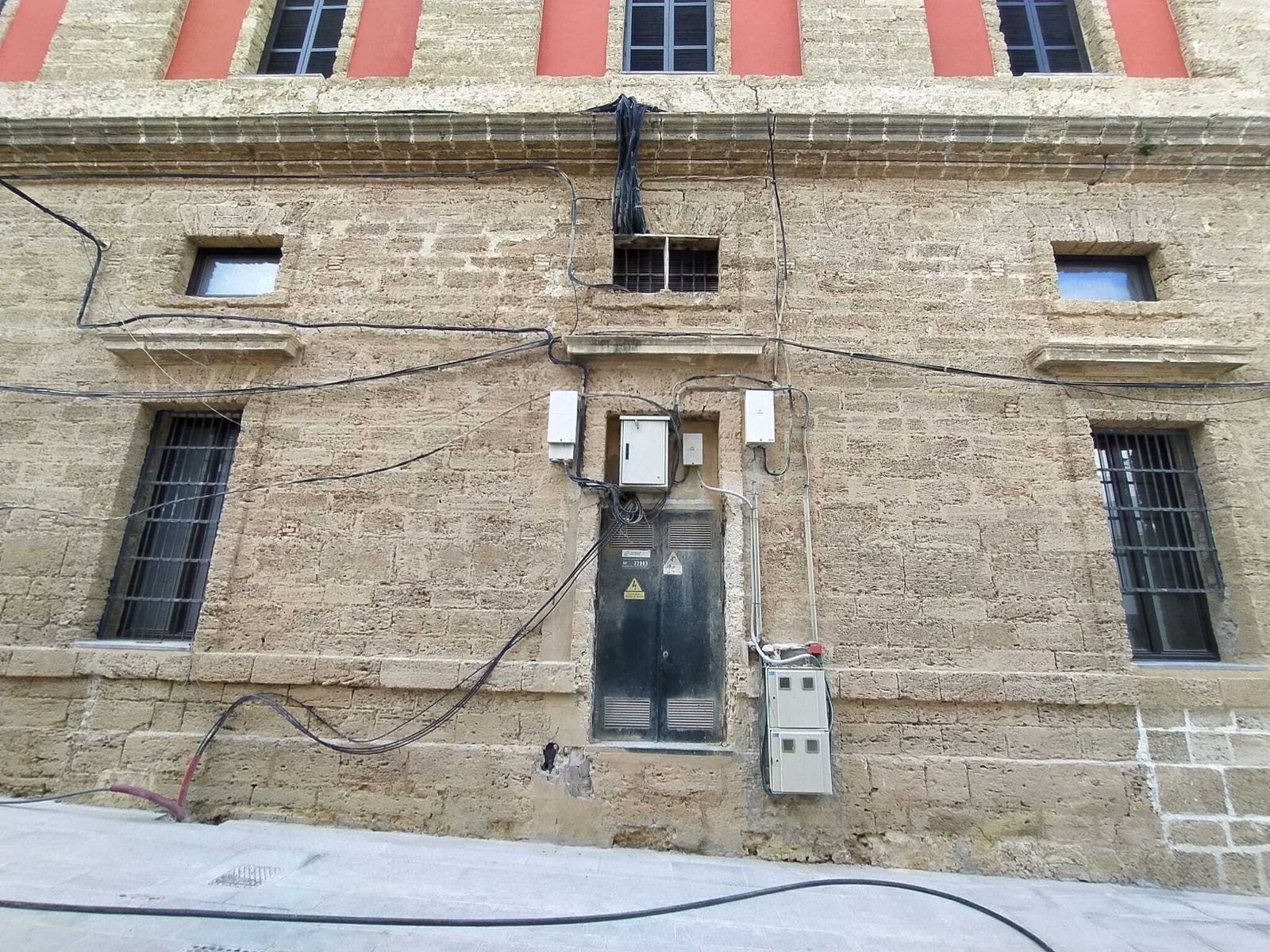 Instalaciones eléctricas en la trasera del Ayuntamiento.