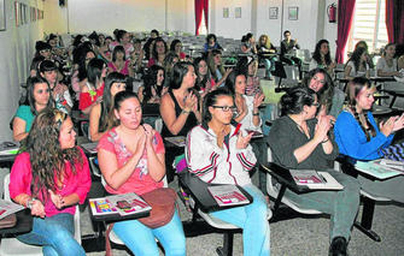 Los alumnos, futuros profesionales en integración social, durante las jornadas en el IES Alhadra.