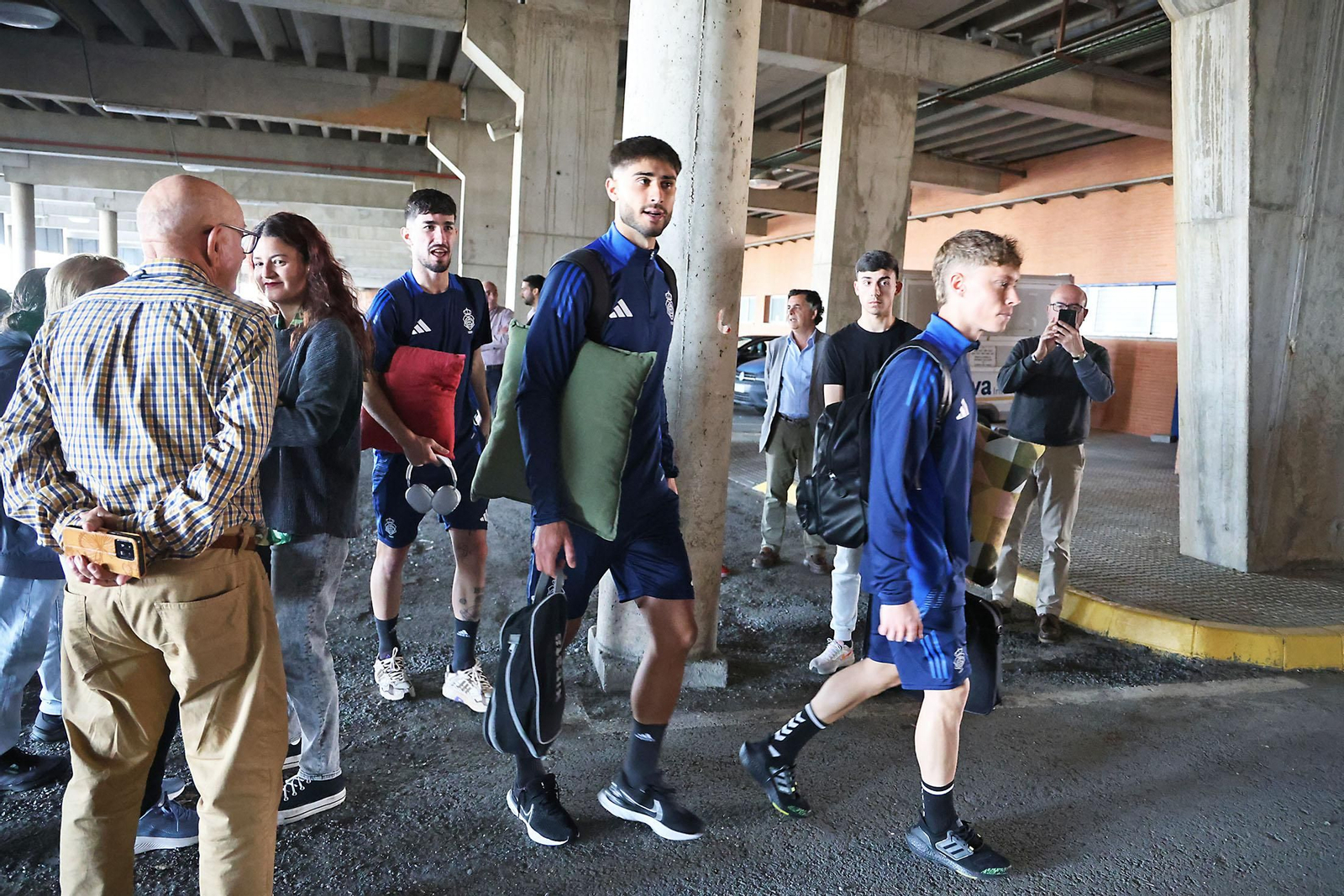 Imágenes de la salida del autobus del Recreativo de Huelva hacia Alcoy