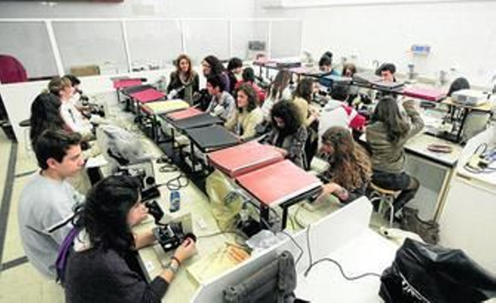 Alumnos de la Facultad de Medicina durante una investigación.