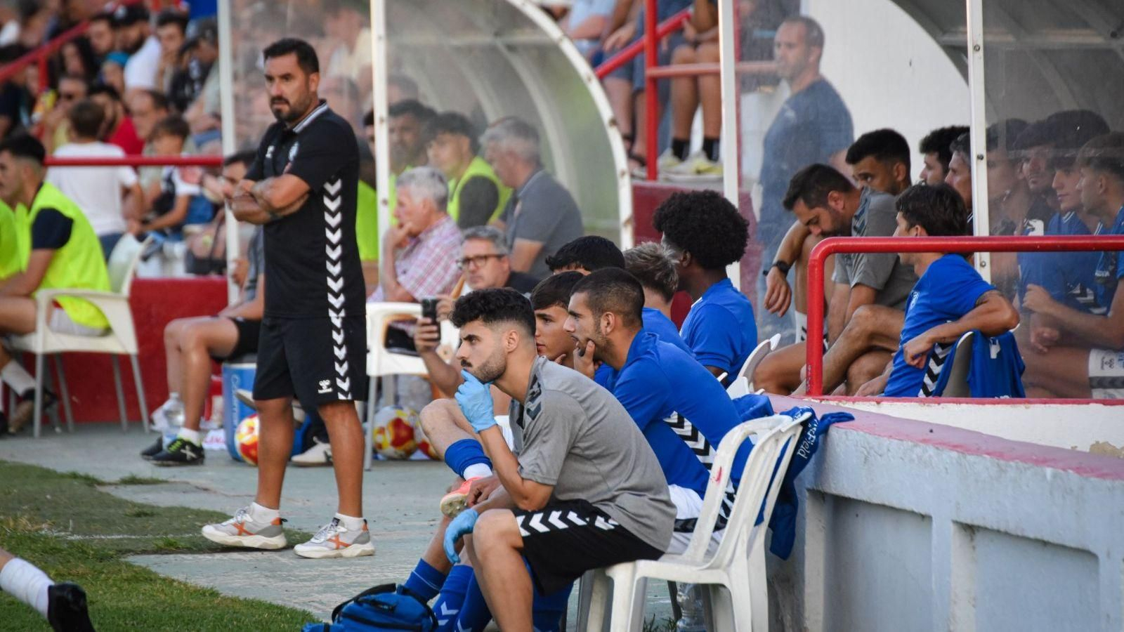 Antonio Fernández sigue atento desde el banquillo el partido de su equipo en Chiclana.