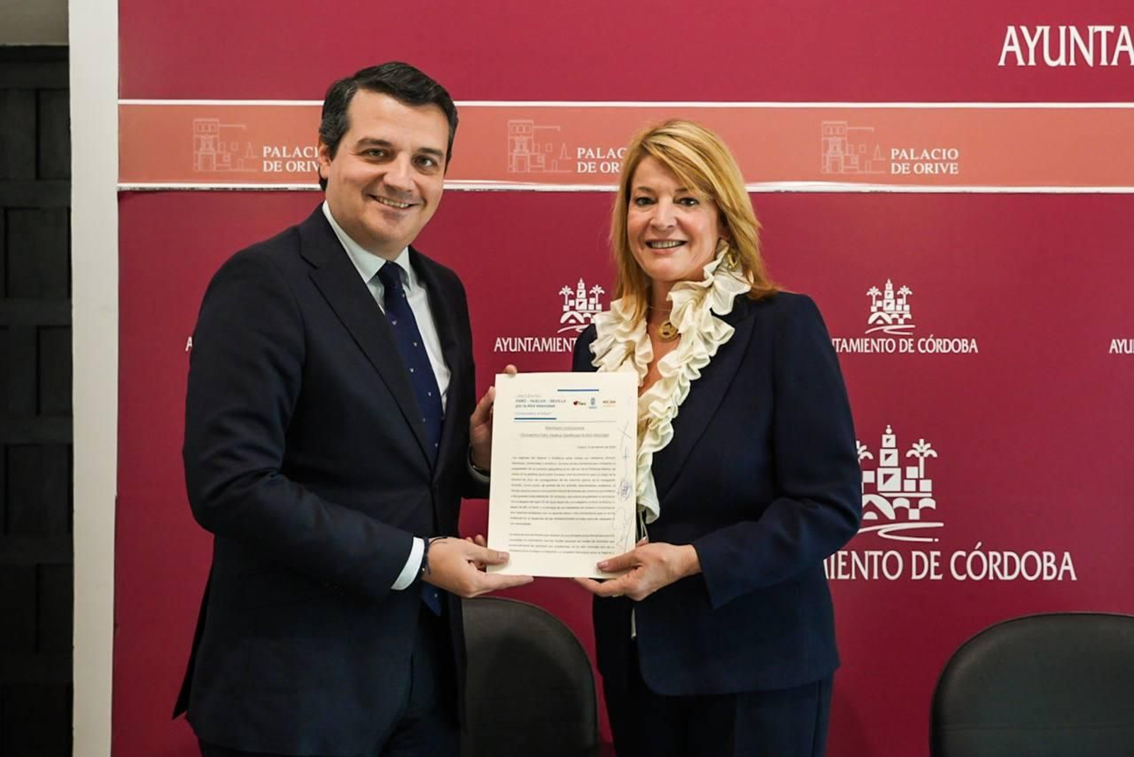 José María Bellido y Pilar Miranda muestran el manifiesto