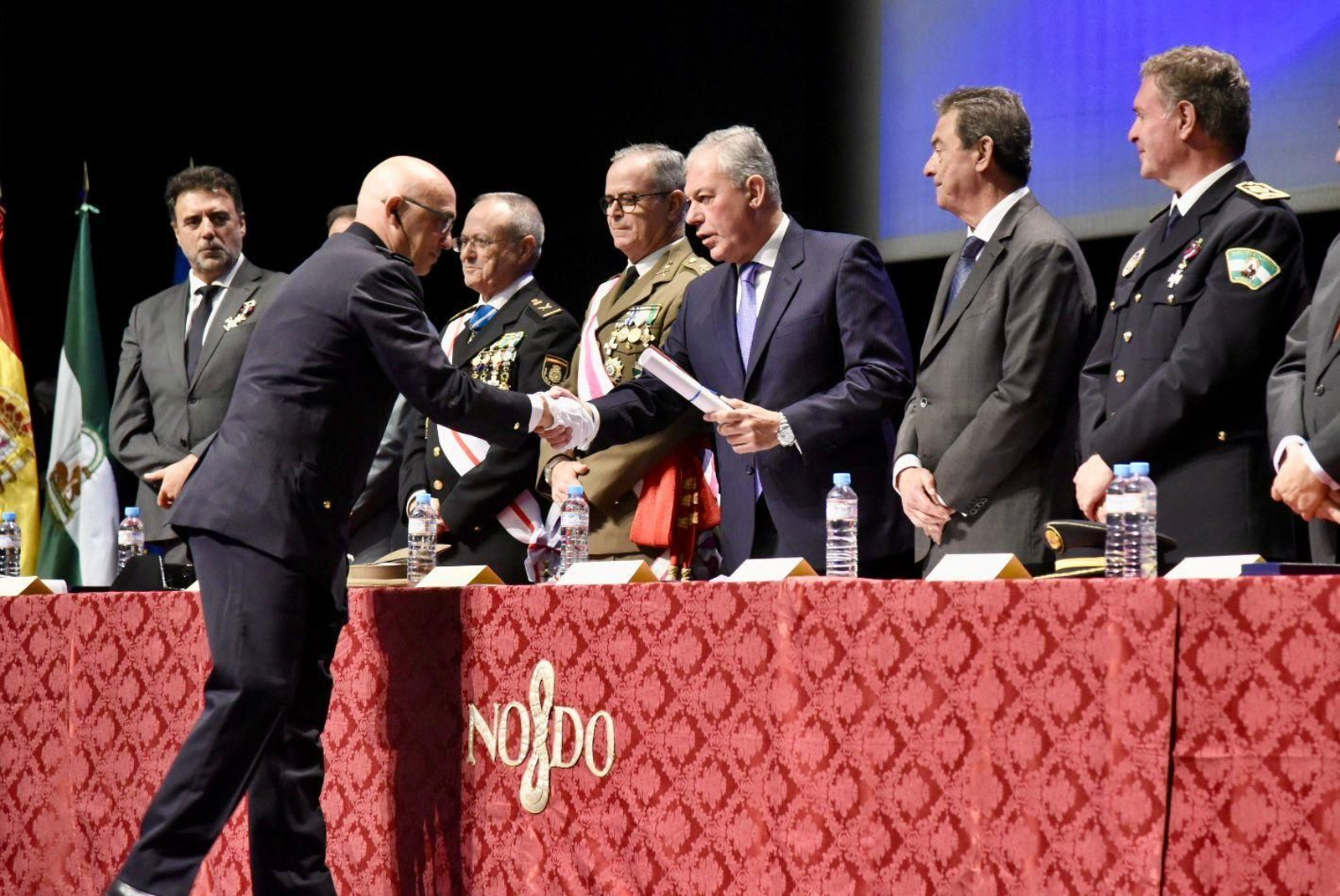 El alcalde de Sevilla, José Luis Sanz, saluda al policía local Rafael Acevedo, uno de los condecorados.